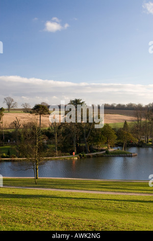 Blick auf den See mit Booten im Dunorlan Park, Royal Tunbridge Wells mit dem Land über Stockfoto