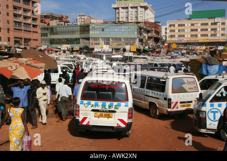 Das organisierte Chaos der Taxistand befindet sich im zentralen Kampala, Uganda. Stockfoto