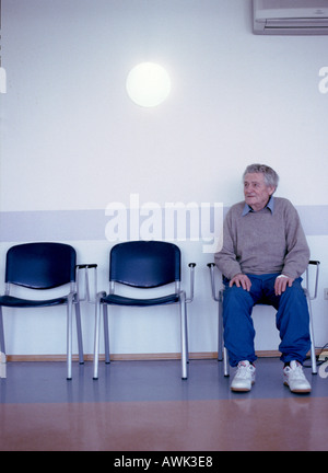 Ältere Mann sitzend auf Stuhl im Krankenhaus Stockfoto