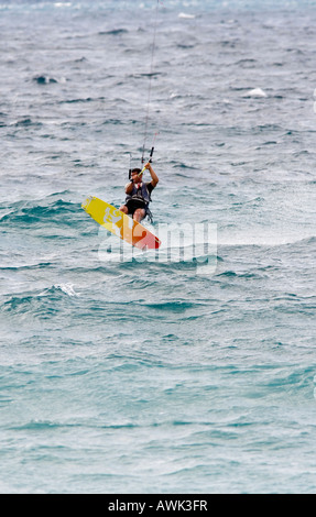 Kitesurfer in Aktion am Ionischen Meer in Griechenland Stockfoto