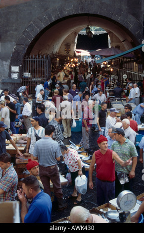 Menschen am Markt, Catania, Sizilien, Italien Stockfoto