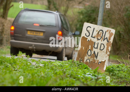 Schlamm auf Straße Zeichen neben einem Land Lane Warnung Autofahrer Gefahren. Bild von Jim Holden. Stockfoto