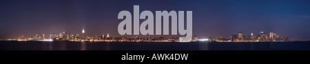 Nacht-Panoramafoto von Manhattan aus der West Side, New-Jersey shore Stockfoto