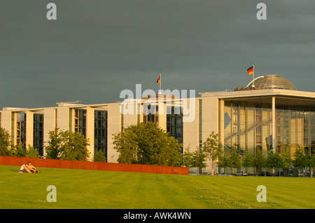 Paul Loebe Regierungs Gebäude in Berlin. Die Kuppel des Reichstags im Hintergrund. Berlin 2005. ---Keine Releases zur Verfügung. Stockfoto