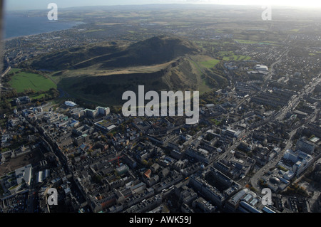 Eine Luftaufnahme von Arthurs Seat in Edinburgh, Schottland Stockfoto