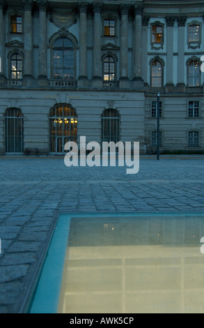 Unterirdische Denkmal auf dem Bebelplatz, Website von dem Ausbrennen der Bücher im Jahr 1933, Berlin. Stockfoto