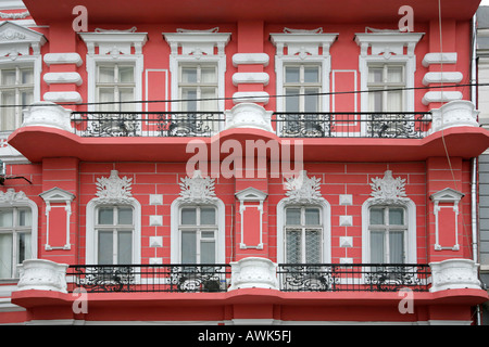 Fassade des roten und weißen Gebäude in Odessa, Ukraine. Stockfoto