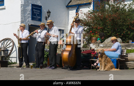 Jazz Band spielt außerhalb des Platzes und Kompass Pub in Wert Matravers Dorset UK September Stockfoto