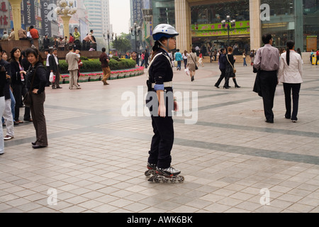 Rollerskating Polizistin in Chongqing Einkaufszentrum, die Republik China Stockfoto