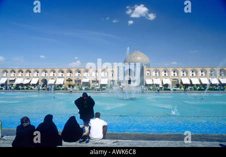 Touristen vor Moschee Sheikh Lotfollah Moschee Meydan-e Imam Isfahan Iran Stockfoto