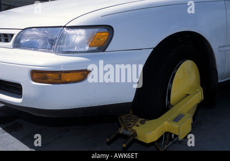 Eine über geparkten Auto trägt eine Denver Boot, Denver, Colorado. Stockfoto