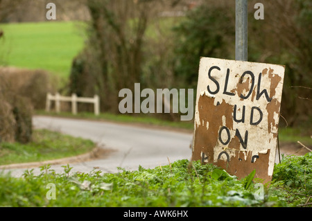 Schlamm auf Straße Zeichen neben einem Land Lane Warnung Autofahrer Gefahren. Bild von Jim Holden. Stockfoto