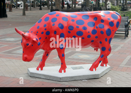 Vor Ort entworfen von Tracy Stone gesponsert von Flaggschiff Presse- und Teil der CowParade in Copley Square Park Boston USA 2006 Stockfoto