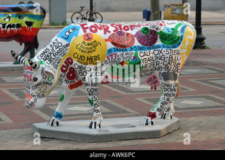 Cowmenclature, entworfen von Lyn Abfindung gesponsert von Heiligenstatuen in Copley Square Park und ein Teil der CowParade Boston USA 2006 Stockfoto