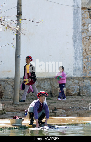 China, chinesische Bai ethnische Minderheit Frau waschen Kleidung, Wase, Erhai See, in der Nähe von Dali, Yunnan Province Stockfoto