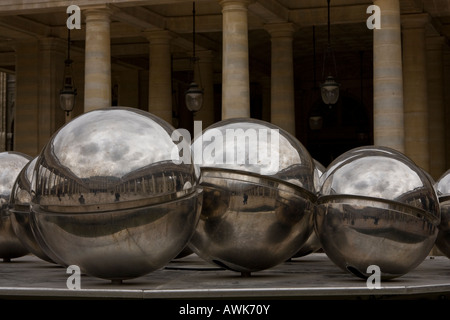 Stahlkugeln Brunnen von Pol Bury im Jardin du Palais Royal Paris Frankreich Stockfoto