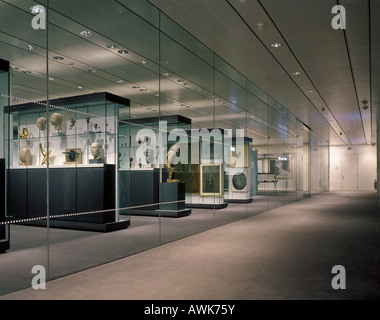 Vitrinen im Crescent Wing von Sainsbury Centre Stockfoto