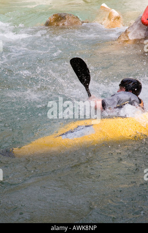 Kanu-Fahrer auf dem Fluss in den Canyon des Acheron Stockfoto