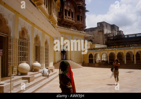 Touristischen fotografischen im Rathaushof innerhalb Mehrangarh Fort in Jodhpur in Rajasthan, Indien Stockfoto