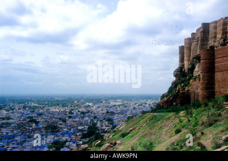 Mehrangarh Fort und die blauen Häuser von Jodhpur in Rajasthan, Indien Stockfoto