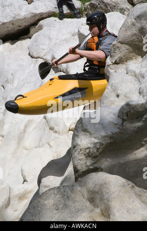 Kanu-Fahrer auf dem Fluss in den Canyon des Acheron Stockfoto