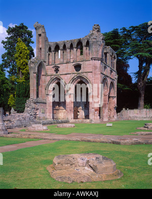 Dryburgh Abbey, Scottish Borders, Schottland, Großbritannien. Ansicht des nördlichen Querschiffs vom Kirchenschiff. Stockfoto