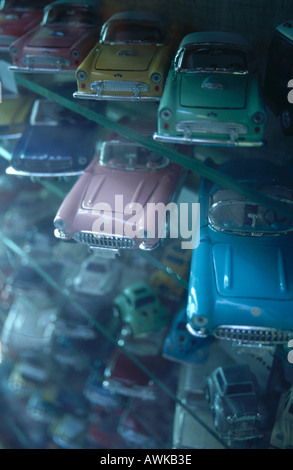 Spielzeug-Autos im Shop angezeigt Stockfoto