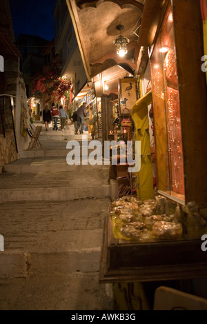 Shopping-Meile in Parga in der Nacht Stockfoto