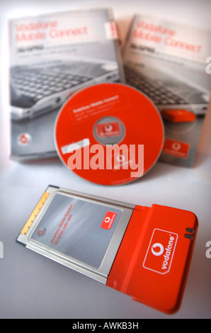 DIE VODAFONE 3G MOBILE CONNECT DATENKARTE MIT CD-ROM-SOFTWARE UND GEHÄUSE, DIE JETZT DURCH DAS MOBILE BREITBAND 3GB USB MODEM ÜBERHOLT Stockfoto