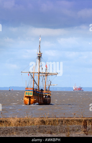 DIE MATTHEW SEGELN AUS DEM FLUSS AVON IN DEN BRISTOLKANAL BEI AVONMOUTH DOCKS UK Stockfoto