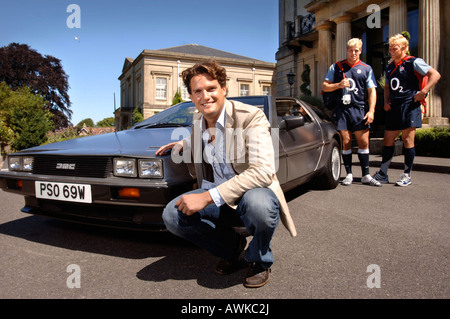 STEPHEN BOWMAN VON KLASSISCHEN POP-GRUPPE BLAKE MIT SEINEM DE LOREAN AUTO AUG 2007 VON ENGLAND RUGBY-SPIELER JAMES HASKELL A BEOBACHTET Stockfoto