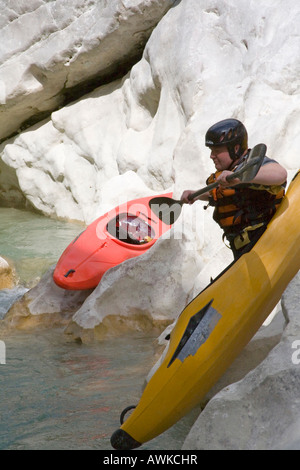 Kanu-Fahrer auf dem Fluss in den Canyon des Acheron Stockfoto