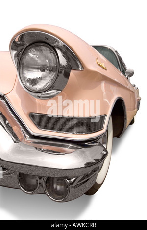 Nahaufnahme Weitwinkel ein Retro rosa Cadillac auf einem reinen weißen Hintergrund. Stockfoto