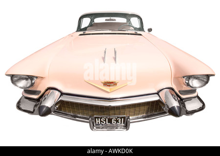Naheinstellung Weitwinkelaufnahme des retro rosa Cadillac auf einem reinen weißen Hintergrund. Stockfoto