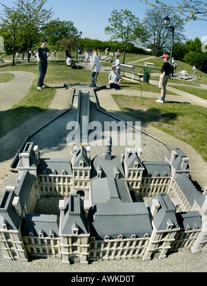 PARIS Frankreich, Familien spielen auf Minigolf-Rennbahn-Park, Architekturmodell des "Ho-tel de Ville" Stockfoto