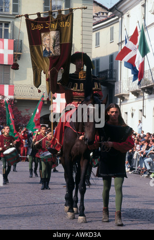 Menschen in Kostümen während Festival, Asti, Piemont, Italien Stockfoto