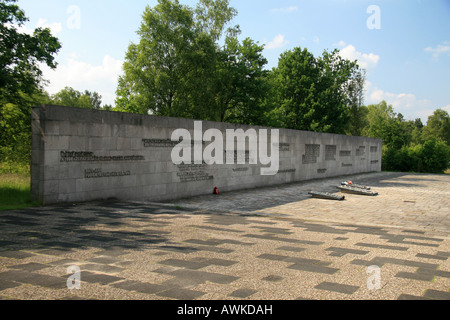 Die Inschrift Wand und Gedenktafeln in die ehemalige NS-Konzentrationslager Bergen-Belsen, Deutschland. Stockfoto