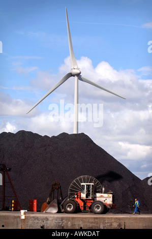 EINE WINDKRAFTANLAGE NEBEN EINEM KOHLE-DEPOT IN AVONMOUTH HAFEN IN DER NÄHE VON BRISTOL UK 2007 Stockfoto