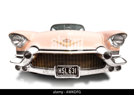 Naheinstellung Weitwinkel Vorderansicht des retro rosa Cadillac auf einem reinen weißen Hintergrund. Stockfoto