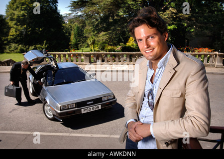 STEPHEN BOWMAN VON KLASSISCHEN POP-GRUPPE BLAKE MIT SEINEM DE LOREAN AUTO ZU ENTLADEN BYA TÜRSTEHER AN DER BATH SPA HOTEL AUG 2007 Stockfoto