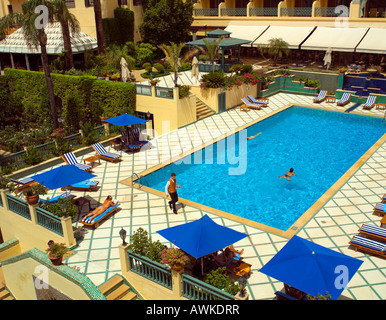 Ein Kellner serviert Getränke am Pool im Sofitel Palais Jamai Hotel in Fez Stockfoto