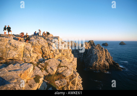 Touristen auf den Klippen, Pointe De Pen-Hir, Camaret-Sur-Mer, Bretagne, Frankreich Stockfoto