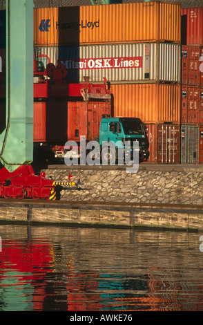 LKW und Fracht-Container am Hafen, Fluss Neckar, Stuttgart, Baden-Württemberg, Deutschland Stockfoto