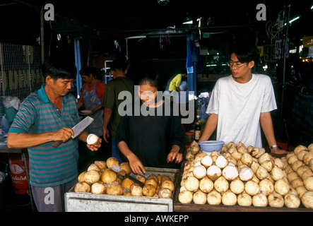 Thai-Frau, Erwachsene Frau, Kokos-Anbieter, Verkauf von Kokosnüssen, Wochenendmarkt Chatuchak, Bangkok, Provinz Bangkok, Thailand, Südostasien, Asien Stockfoto