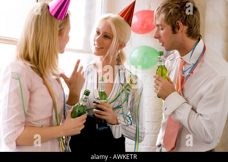 Gruppe von Menschen, die trinken bei einer Betriebsfeier Stockfoto