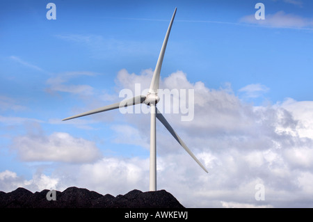 EINE WINDKRAFTANLAGE BEFINDET SICH NEBEN EINEM KOHLE-DEPOT IN AVONMOUTH HAFEN IN DER NÄHE VON BRISTOL UK 2007 Stockfoto