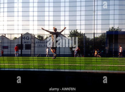 Fußballspiel im The Westway Sport Zentrum West London Stockfoto