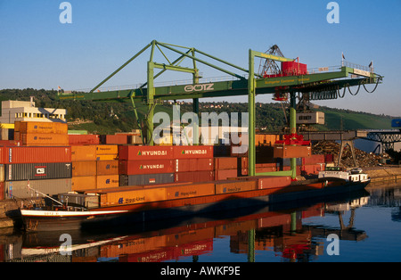 Frachtcontainer und Kran im Hafen, Fluss Neckar, Stuttgart, Baden-Württemberg, Deutschland Stockfoto