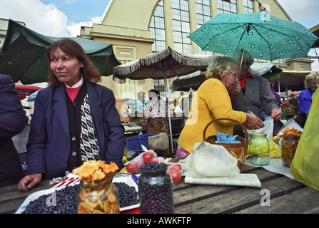 Markt-Szene auf dem zentralen Marktplatz in Riga, Lettland Stockfoto