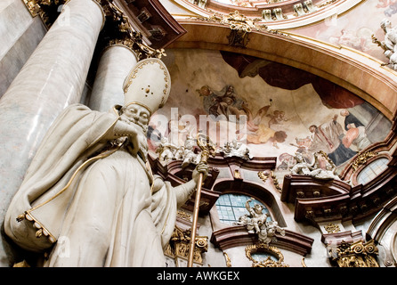 Statue in St. Nikolaus-Kirche, Prag Stockfoto